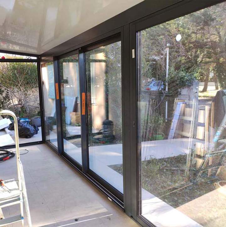 Menuiseries aluminium modernes alliant design et performance thermique